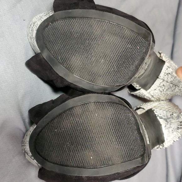 Shoes - Picture 4 of 5